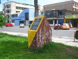 Placa memorial sobre el mejoramiento de
                          pistas en el a�o 2010