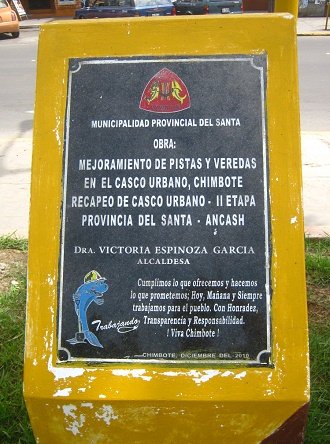 Placa memorial sobre el mejoramiento de
                          pistas en el a�o 2010, primer plano con el
                          texto
