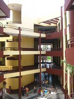 Municipalidad, su patio con balcones