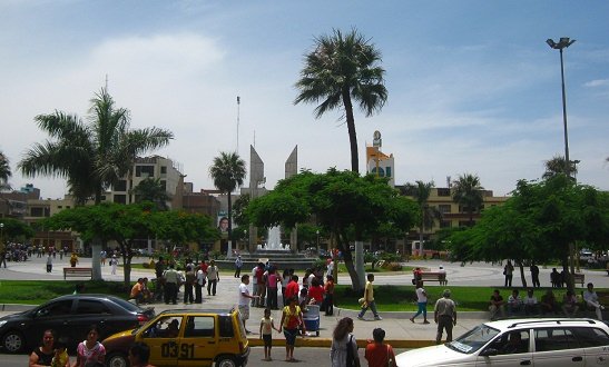La plaza de Armas de Chimbote con su
                            fontana, funcionando tambi�n en el d�a