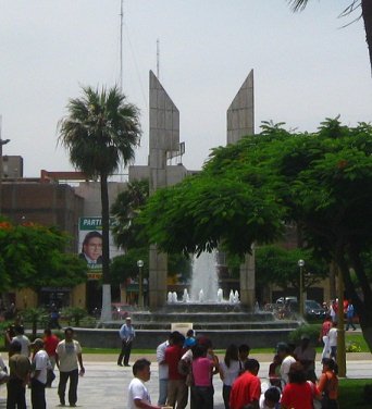 La plaza de Armas de Chimbote con su
                            fontana, funcionando tambi�n en el d�a,
                            primer plano