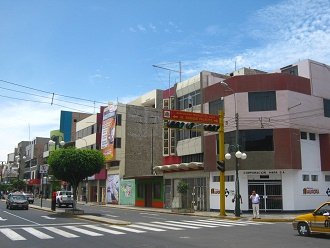 La cruce de la avenida Bolognesi con el
                          jir�n Palacios