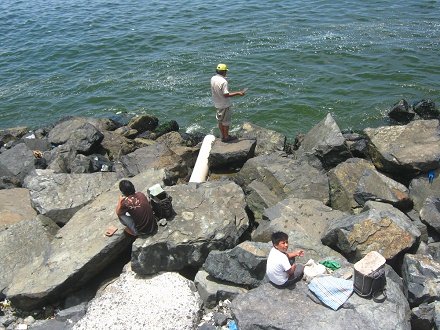 Tubo de desag�e civil con
                                  pescadores 01