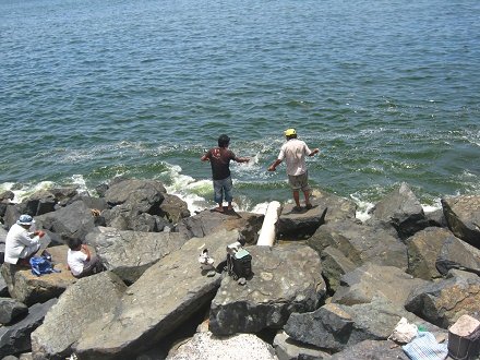 Tubo de desag�e civil con
                                  pescadores 02