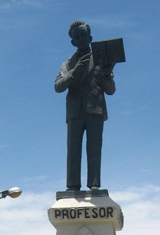 Monumento "maestro" 02,
                                  primer plano