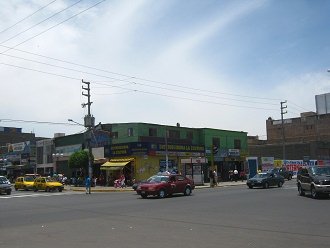 Casa vieja de dos pisos