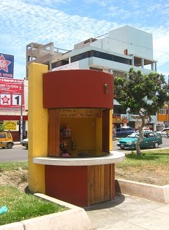 Bulevar en la avenida de la Torre, puesto
                          de venta