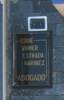 La placa de la entrada indicando jir�n
                          Espinar no. 713