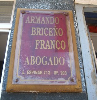 La placa de Roberto Brice�o Franco,
                          abogado (y arquitecto), jir�n Espinar no. 713
                          en Chimbote, Per�