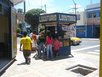 Puesto de bebidas y diarios