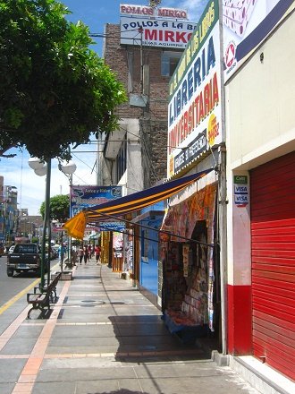 Aceras amplias con bancos