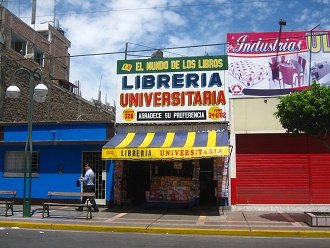 Librer�a universitaria en una casa vieja
                          peque�a