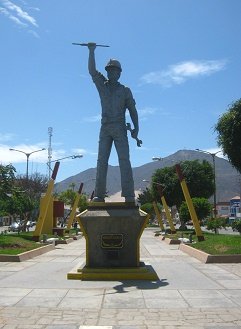 Monumento SiderPer� con un obrero
                                  con instrumentos
