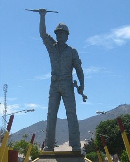 Monumento SiderPer� con un obrero
                                  con instrumentos, primer plano