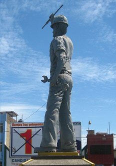 Monumento SiderPer� con un obrero con
                instrumentos, vista lateral, primer plano