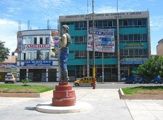 Monumento del pescador con el sindicato
                            contra la exploraci�n petrolera