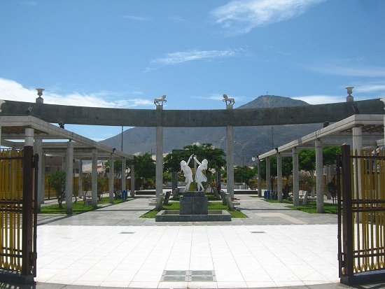 Avenida de la Torres, la portada al
                            parque