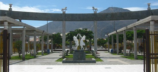 Avenida de la Torres, la portada al
                            parque, primer plano