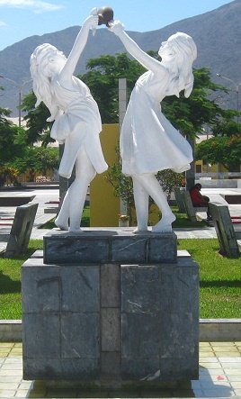 Parque con estatuas de ni�as 01, primer plano