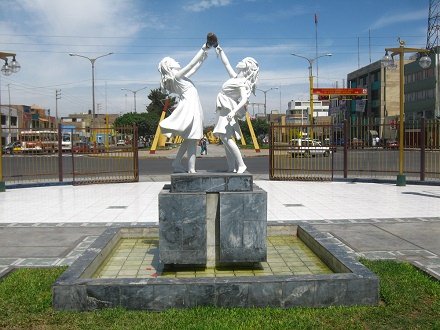 Parque con estatuas de ni�as
                                    02