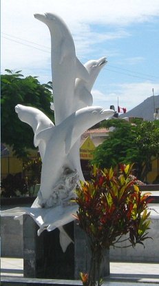 Estatuas de delfines 01, primer
                                  plano