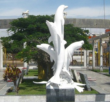 Estatuas de delfines 02, primer
                                  plano