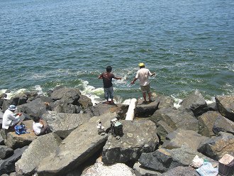 Tubo de desag�e civil con
                                      pescadores 02