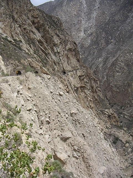 Ferrocarril de Chimbote a Huaraz lo largo del
                    r�o Santa ("Ferrocarril del Santa"),
                    t�neles
