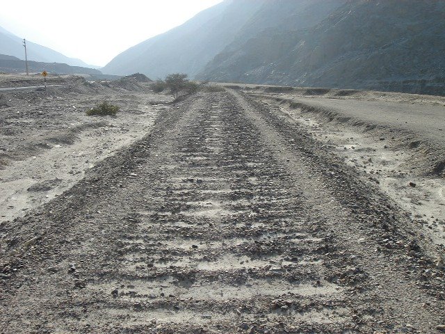 Tren de Chimbote a Huaraz,
                          terrapl�n sin rieles