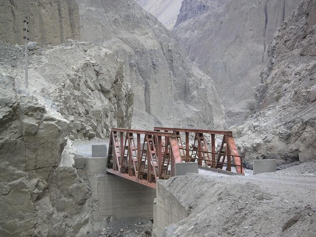 Tren de Chimbote a Huaraz lo
                          largo del r�o Santa ("ferrocarril del
                          Santa"), puente sin rieles