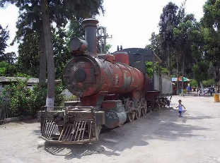 Locmotora muerta en el V�vero Municipal,
                          el parque grande de Chimbote (02)