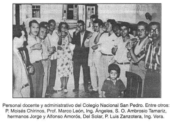 Colegio Nacional San Pedro, empleos 01,
                            1960 apr.: Personal docente y administrativo
                            del Colegio Nacional San Pedro. Entre otros:
                            P. Mois�s Chirinos, Prof. Marco Le�n, Ing.
                            �ngeles, S.O. Ambrosio Tamar�z, hermanos
                            Jorge y Alfonso Amor�s, Del Solar, P. Luis
                            Zanzotera, Ing. Vera.